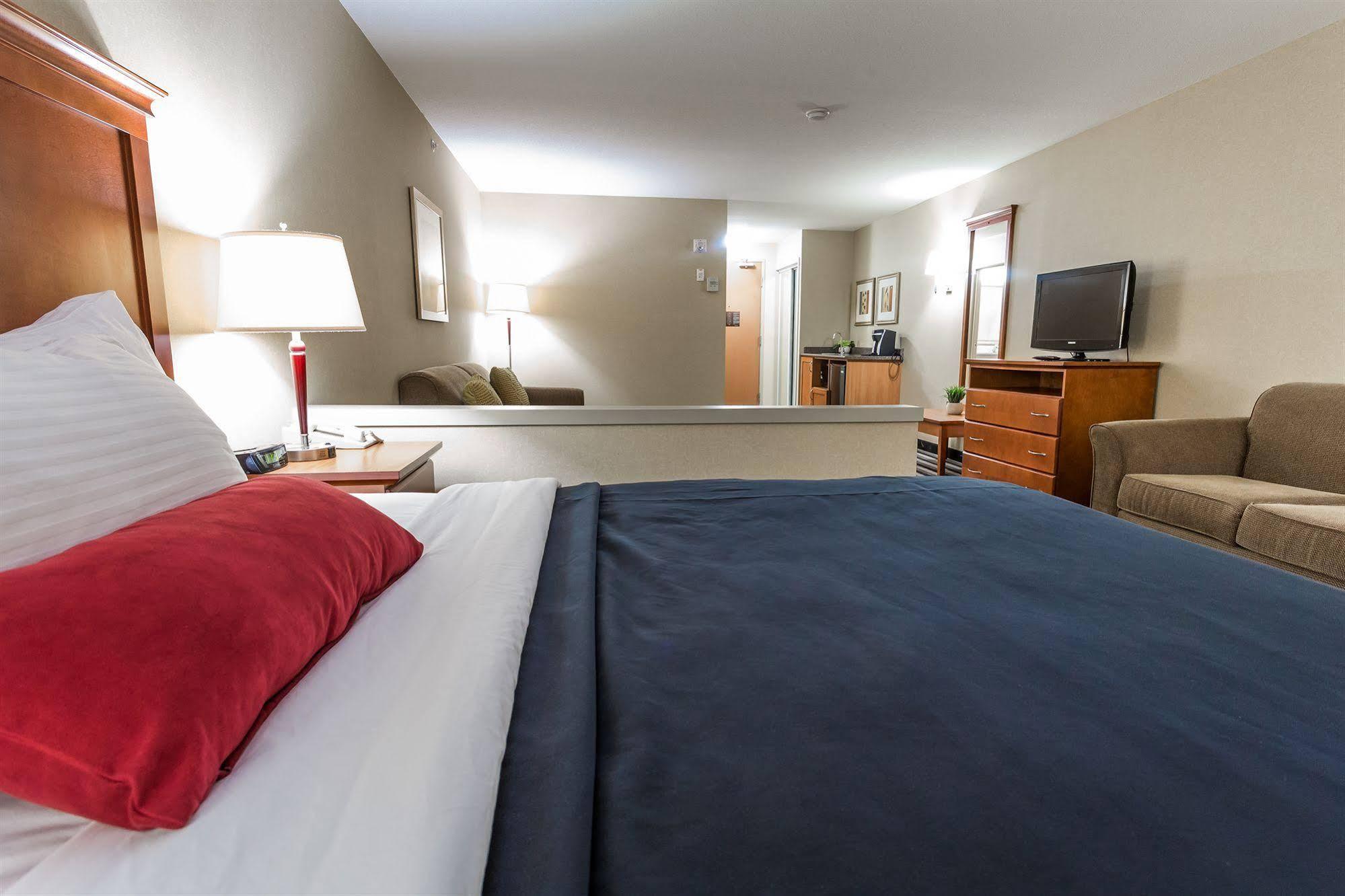 לדוק Days Inn & Suites By Wyndham Edmonton Airport מראה חיצוני תמונה