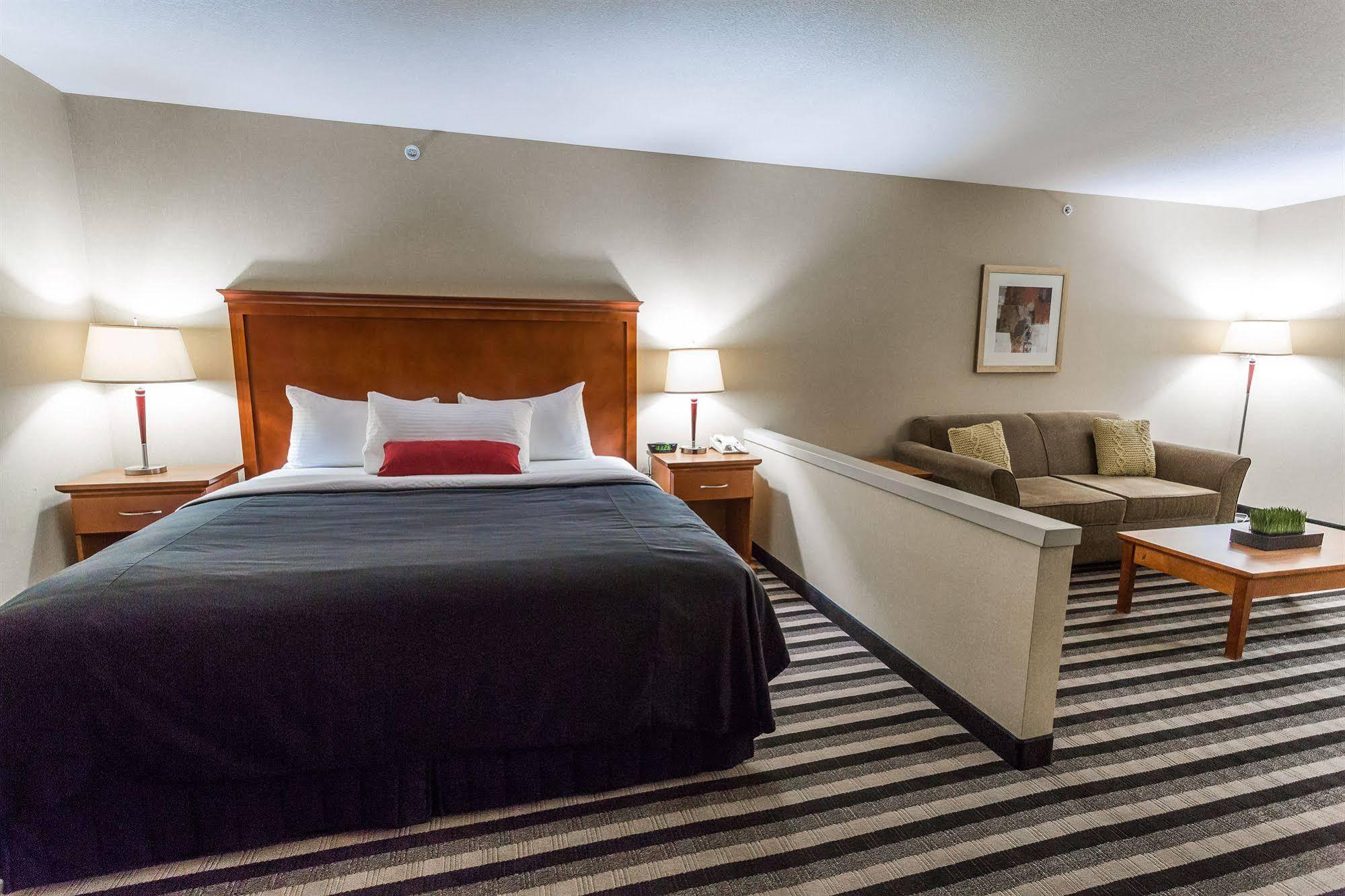 לדוק Days Inn & Suites By Wyndham Edmonton Airport מראה חיצוני תמונה