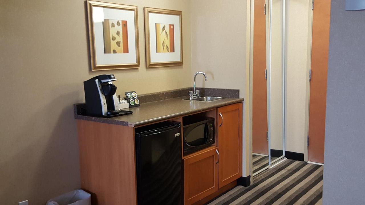 לדוק Days Inn & Suites By Wyndham Edmonton Airport מראה חיצוני תמונה