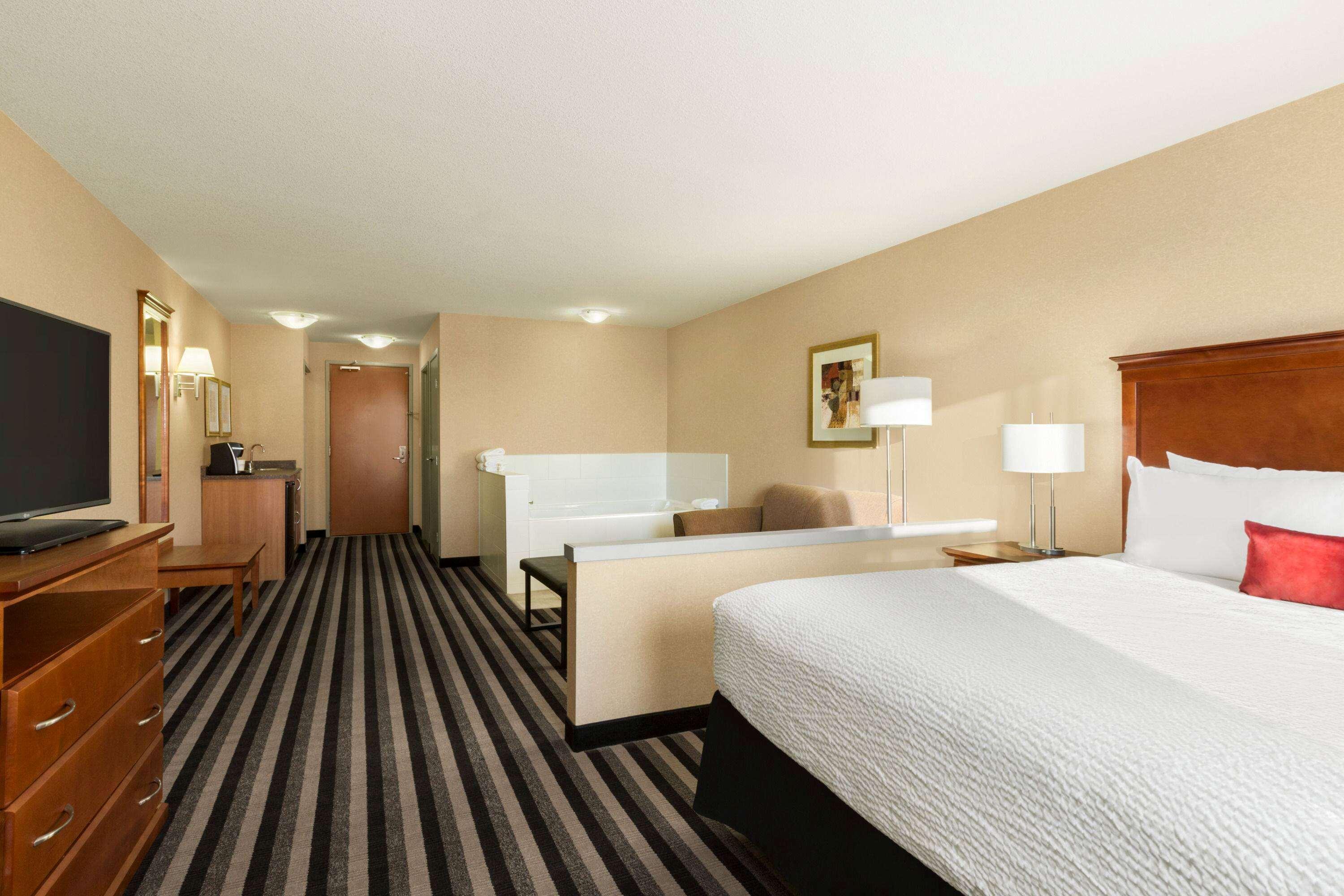 לדוק Days Inn & Suites By Wyndham Edmonton Airport מראה חיצוני תמונה