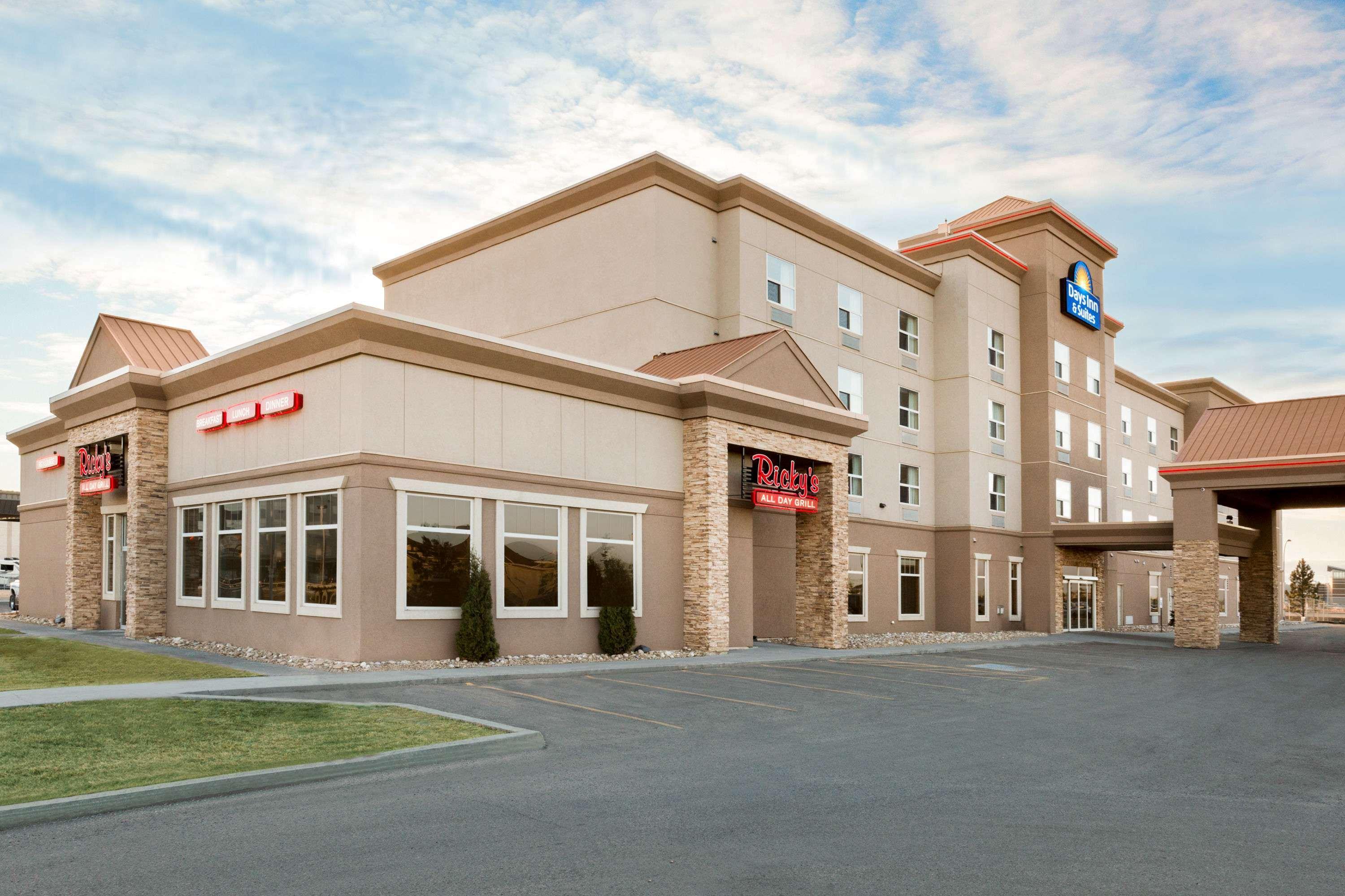 לדוק Days Inn & Suites By Wyndham Edmonton Airport מראה חיצוני תמונה
