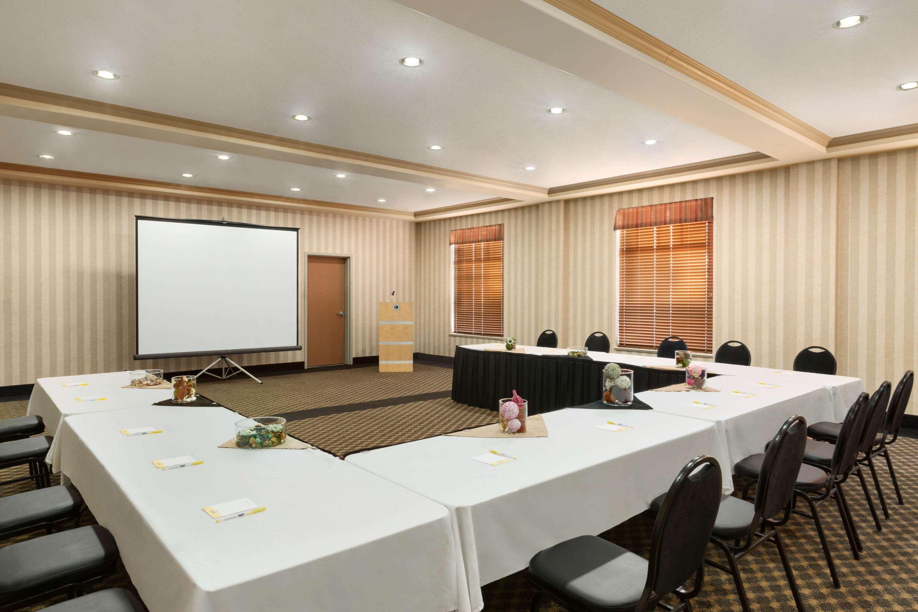 לדוק Days Inn & Suites By Wyndham Edmonton Airport מראה חיצוני תמונה