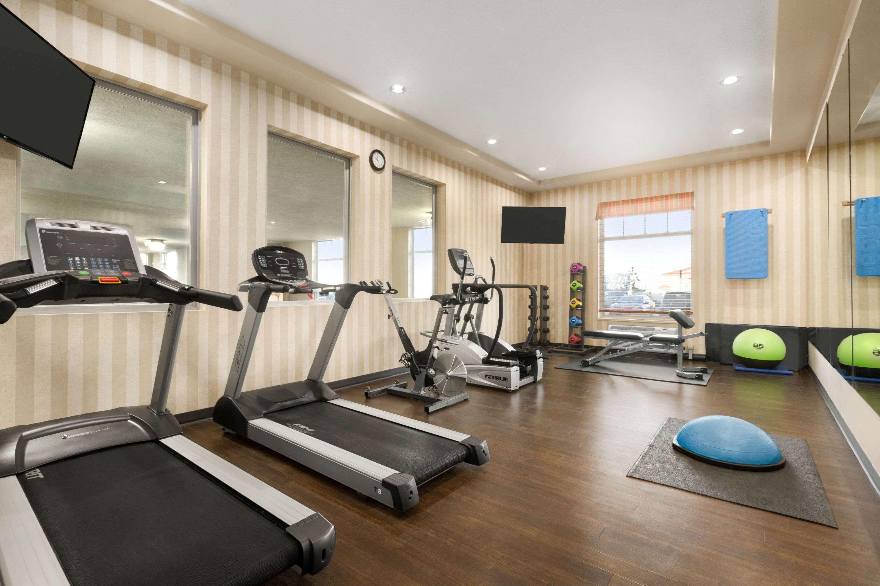 לדוק Days Inn & Suites By Wyndham Edmonton Airport מראה חיצוני תמונה
