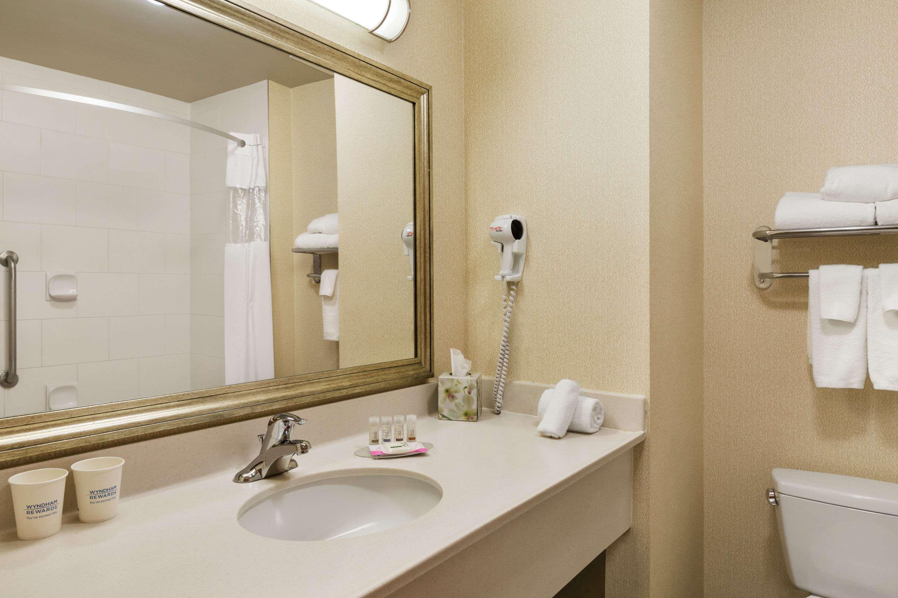 לדוק Days Inn & Suites By Wyndham Edmonton Airport מראה חיצוני תמונה
