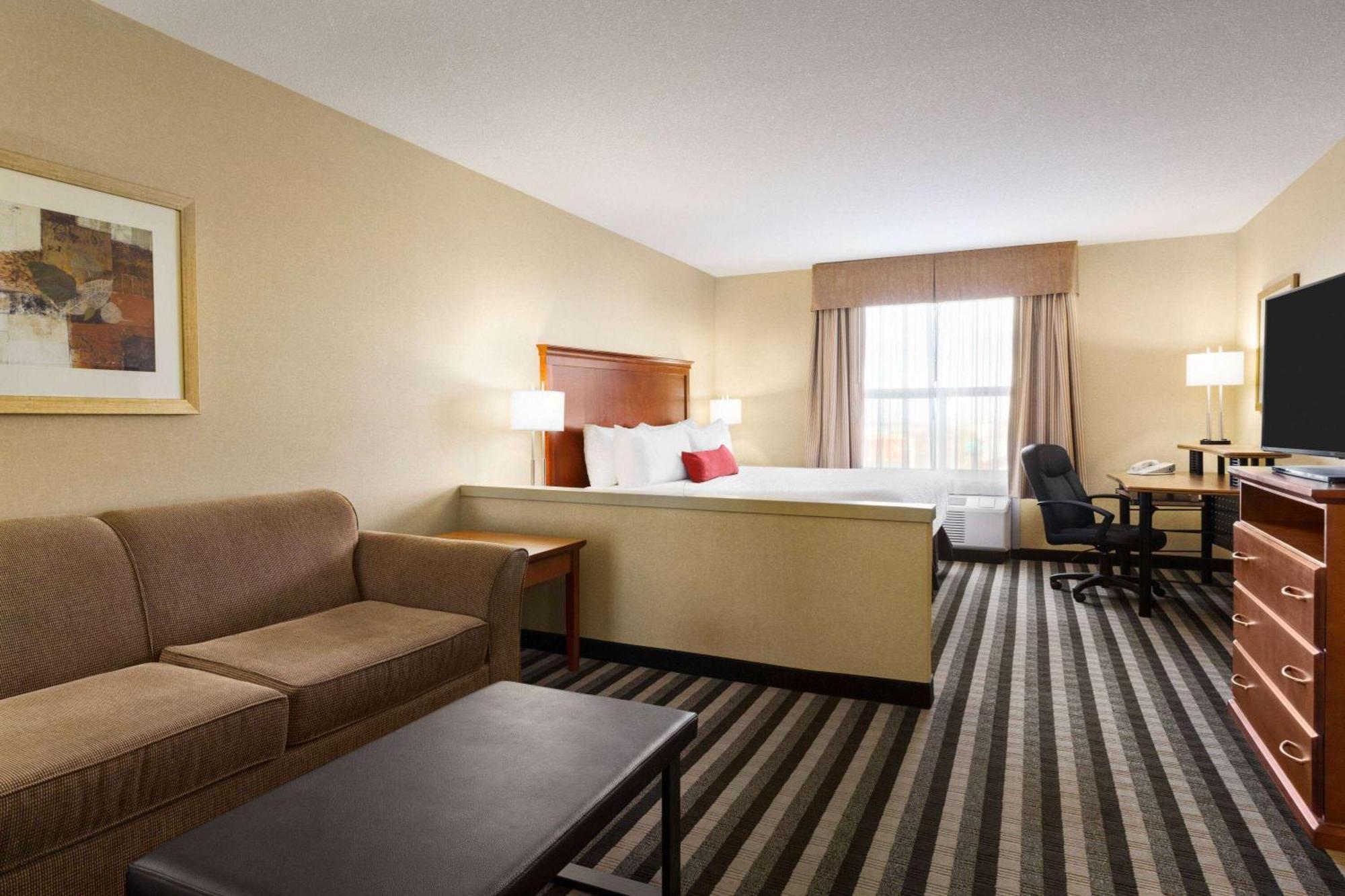 לדוק Days Inn & Suites By Wyndham Edmonton Airport מראה חיצוני תמונה