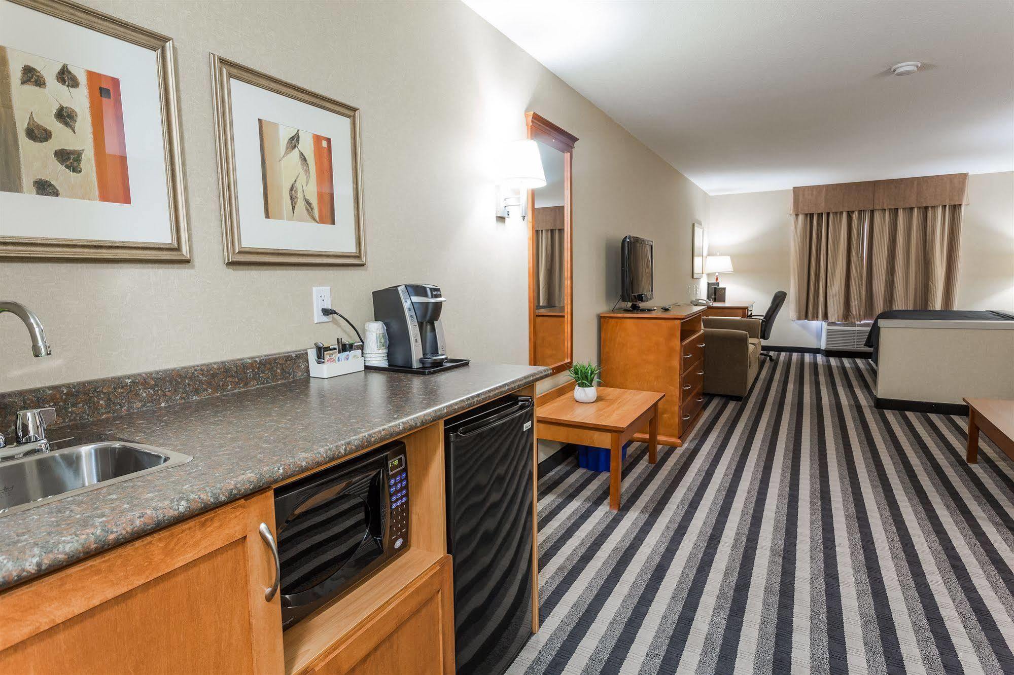 לדוק Days Inn & Suites By Wyndham Edmonton Airport מראה חיצוני תמונה