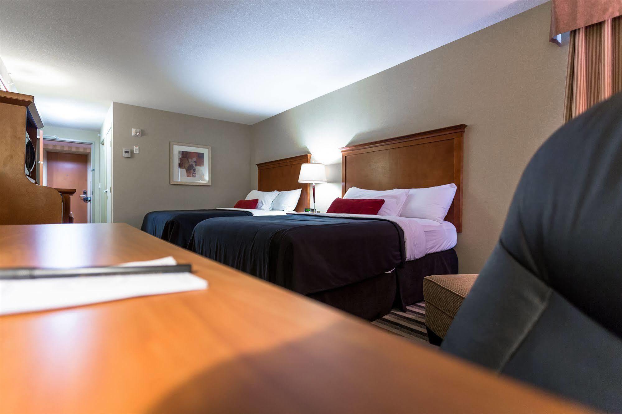 לדוק Days Inn & Suites By Wyndham Edmonton Airport מראה חיצוני תמונה