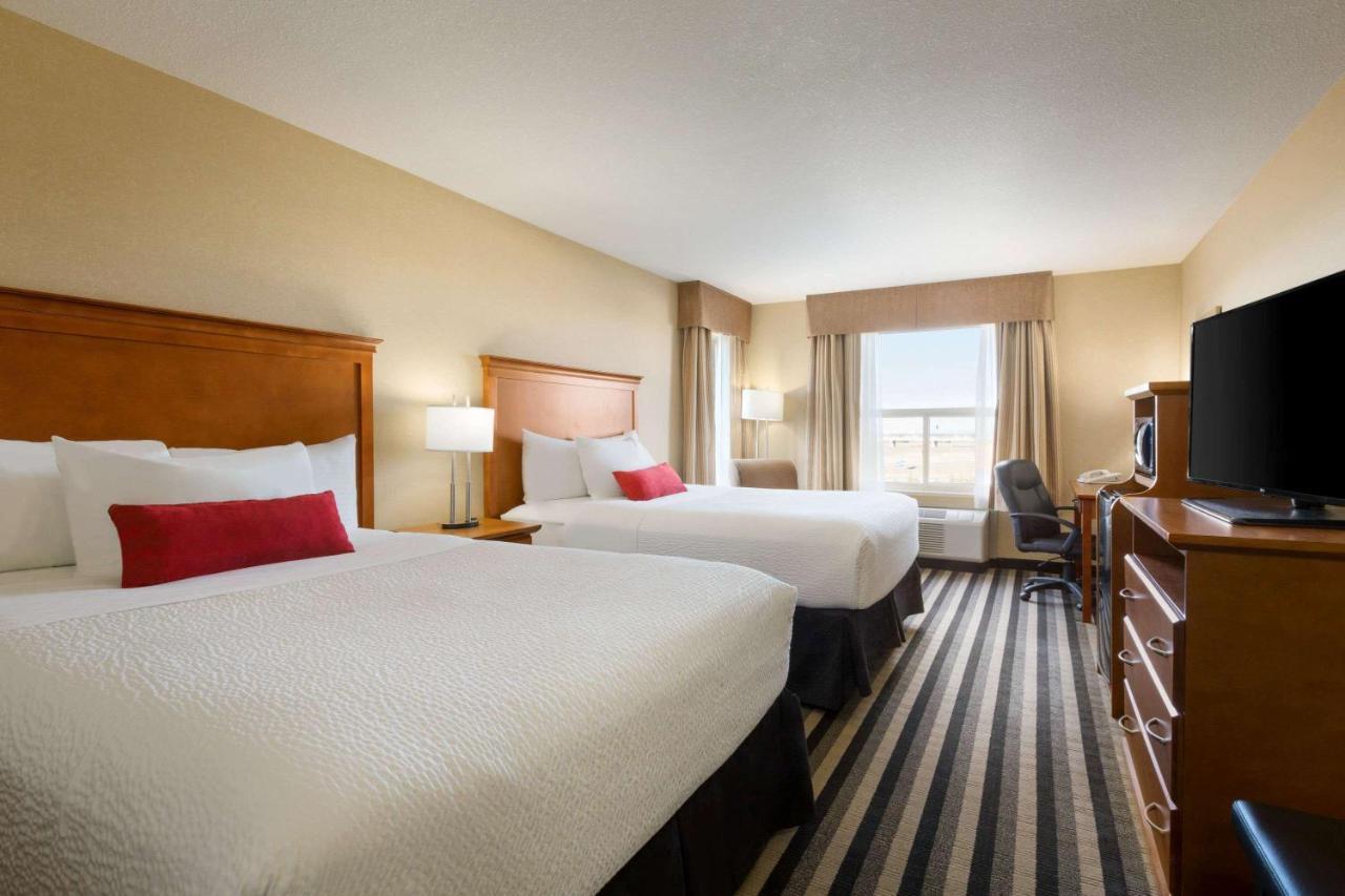 לדוק Days Inn & Suites By Wyndham Edmonton Airport מראה חיצוני תמונה
